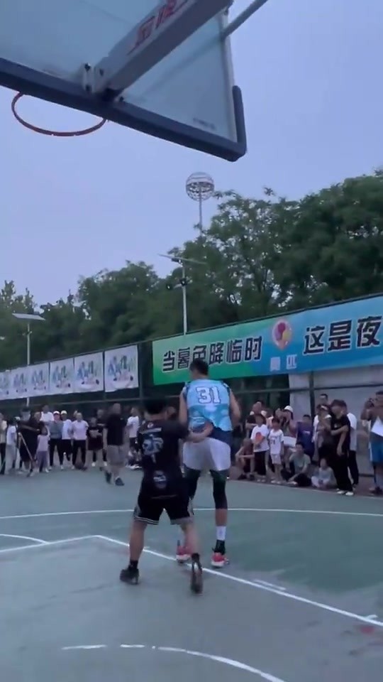 这身高差距还防个啥呀?赶紧拿球回家吧😂