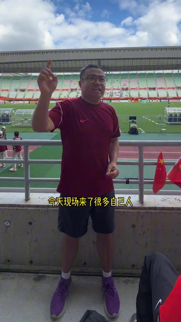 娘家人全来了！国内球迷远赴看台激情喊话：正义必胜干就完了！