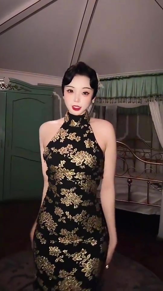好看愛看!😍美女主播小太陽這身旗袍裝扮也太顯身材了!